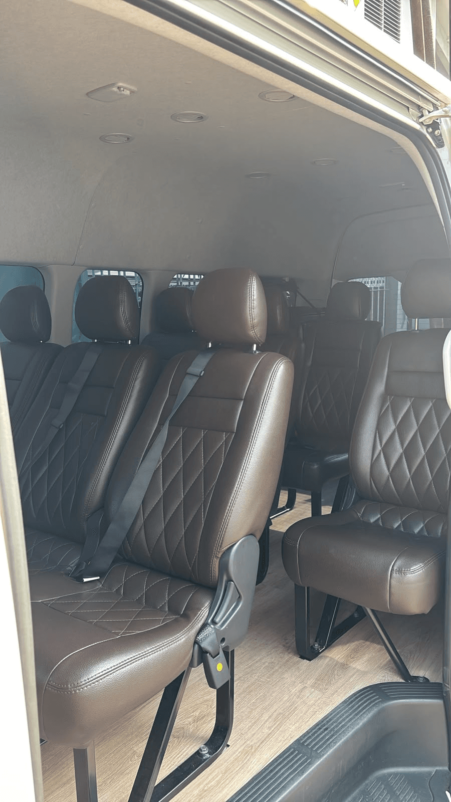 Toyota Hiace Commuter - 4