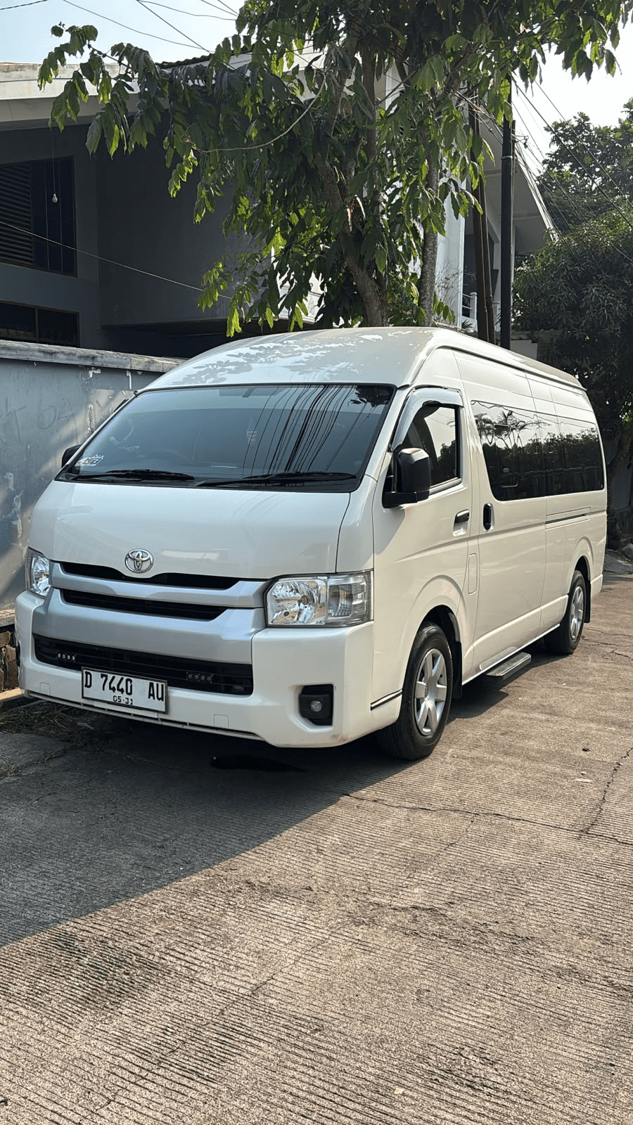 Toyota Hiace Commuter - 1