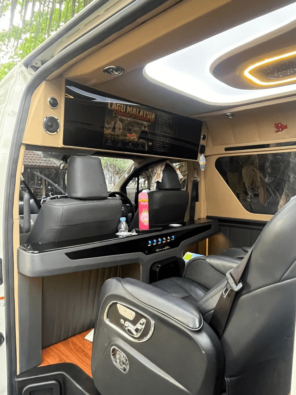 Toyota Hiace Luxury - 3